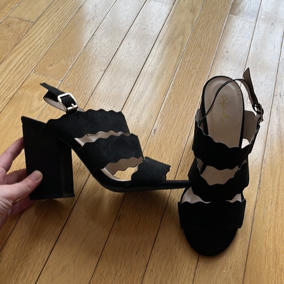 Qupid Shoes - Black scalloped strap heeled sandals